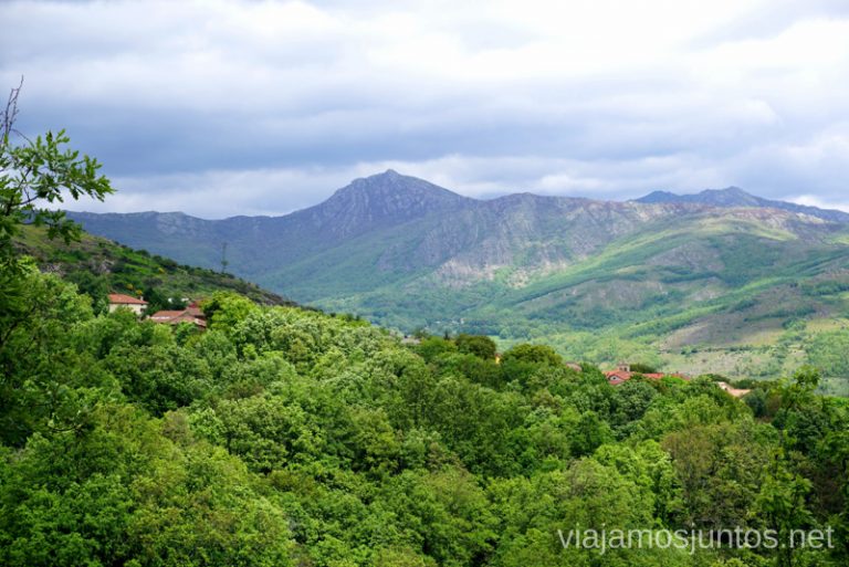 Vistas a las montañas impresionantes en GR 303, Comunidad de Madrid.