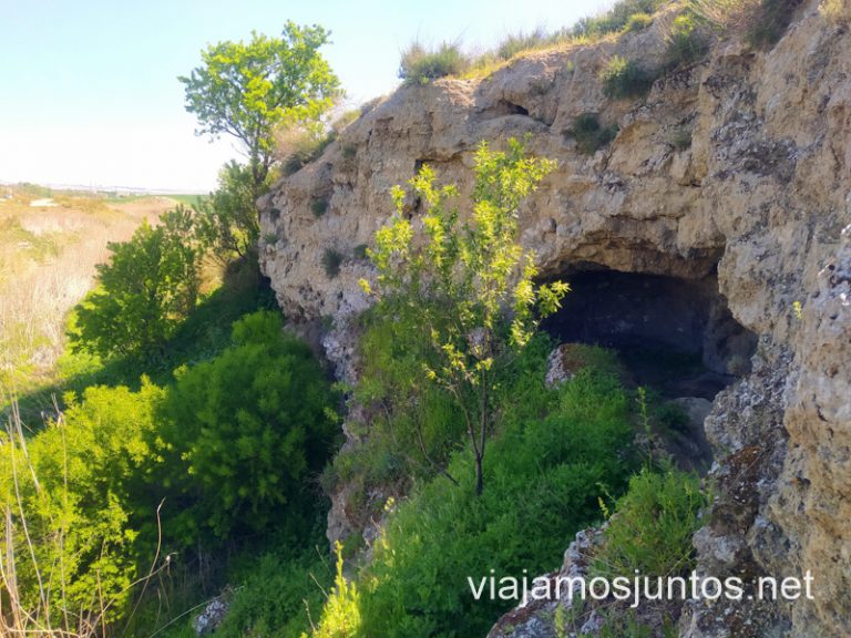 Cueva en la ruta a los bunkers de Pinto.