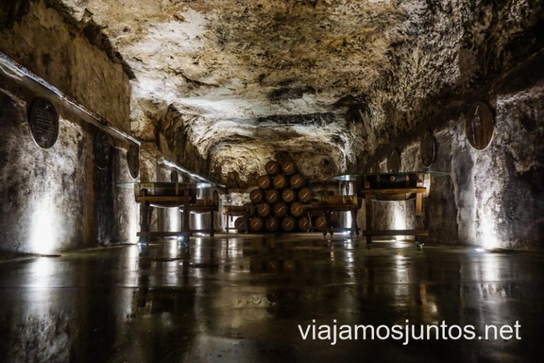 Cueva de crianza de las Bodegas Navarro López. Cuevas y bodegas de la ruta del vino de Valdepeñas, Castilla-La Mancha.