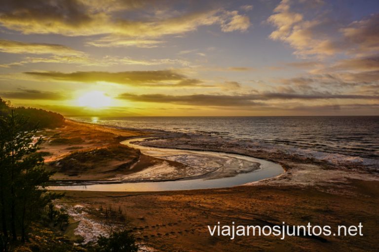 Ruta del atardecer en Letonia en invierno, Países Bálticos.