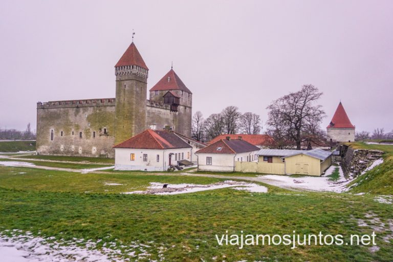 Castillos de Kuressaare y algunas casas de madera, Saaremaa.