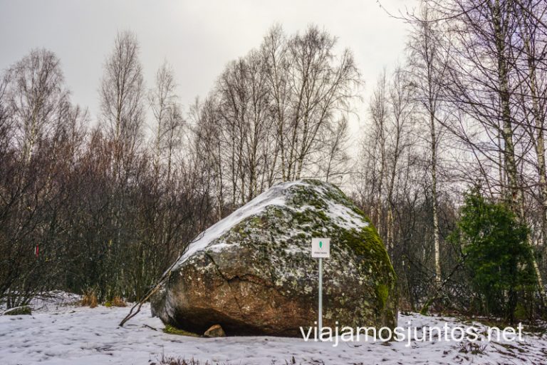 Boulder Piretikivi. Qué ver en Saaremaa y Muhu, islas de Estonia, Países Bálticos, en invierno.