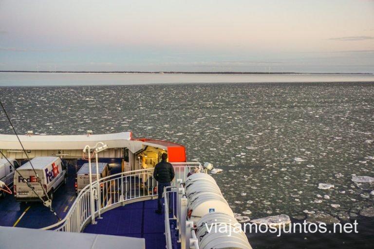 Ferry entre Muhu y tierra firme, ruta por Estonia en invierno.