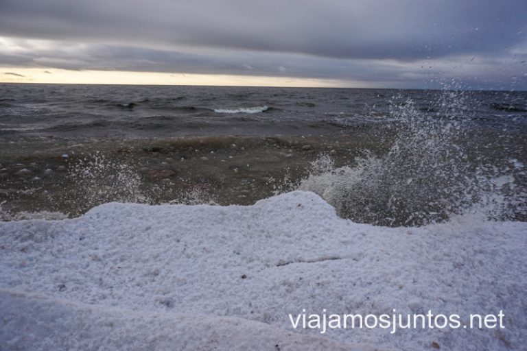 Costa del mar Báltico de Estonia en invierno. Entre Pärnu, Estonia, y Riga, Letonia, Países Bálticos en invierno.