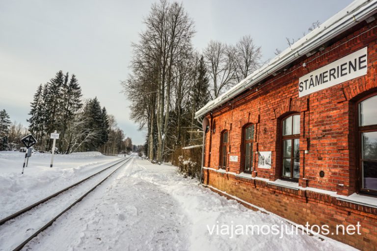 Estación de tren a vapor de vía estrecha en Stameriena. Ruta invernal por el este de Letonia. Países Bálticos en invierno.