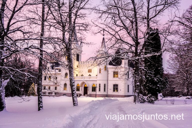 Palacio Stameriena en invierno. Ruta invernal por el este de Letonia. Países Bálticos en invierno.