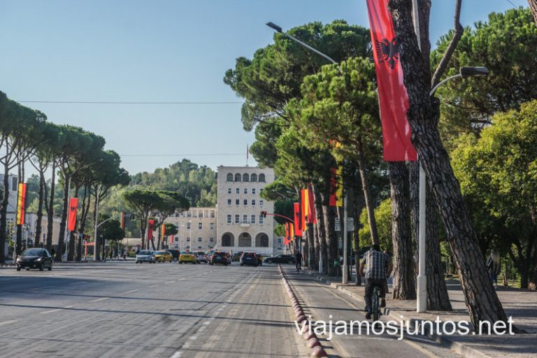 Calles amplias y limpias en el centro de Tirana.