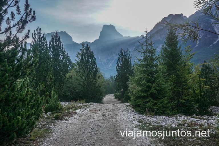 Comienzo del trekking entre Valbona y Theth en los Alpes Albaneses.