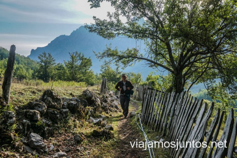 Comienza la primera subida en la ruta Valbona - Theth; bordeamos una aldea.