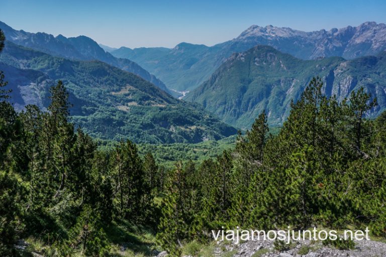 Vistas a ambos valles desde el Collado Valbones, Alpes Dináricos.