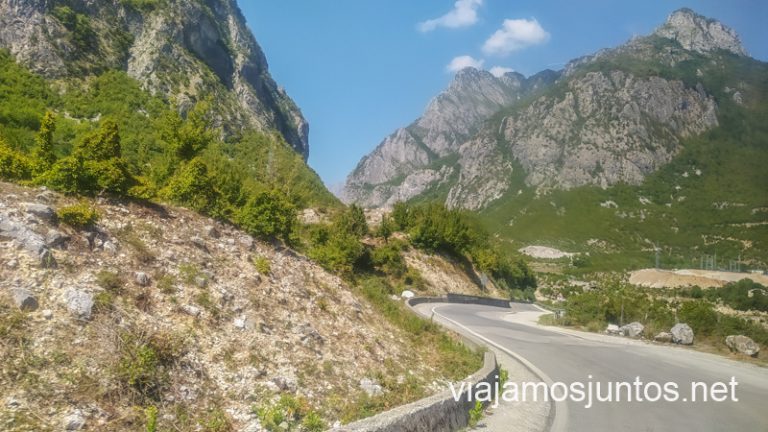 Parte de Carretera desde Fierze al Valle de Valbona, Alpes Albaneses.
