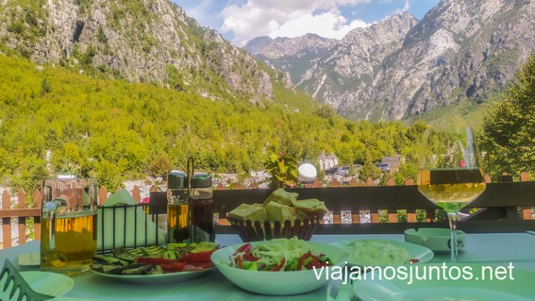 Comida en Samuel Camping con vistas. Theth. Albania.
