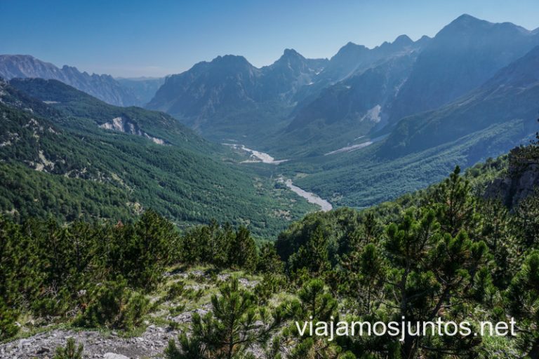 Una de las vistas panorámicas durante el trekking entre Valbona y Theth en los Alpes Albaneses.