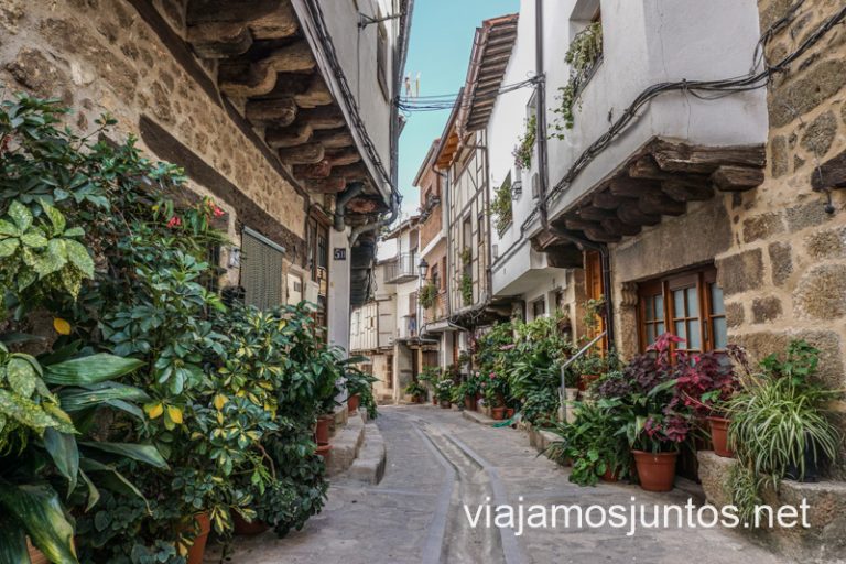 Calles floridas de San Martín de Trevejo. Nuestro pueblos favoritos de la Sierra de Gata.