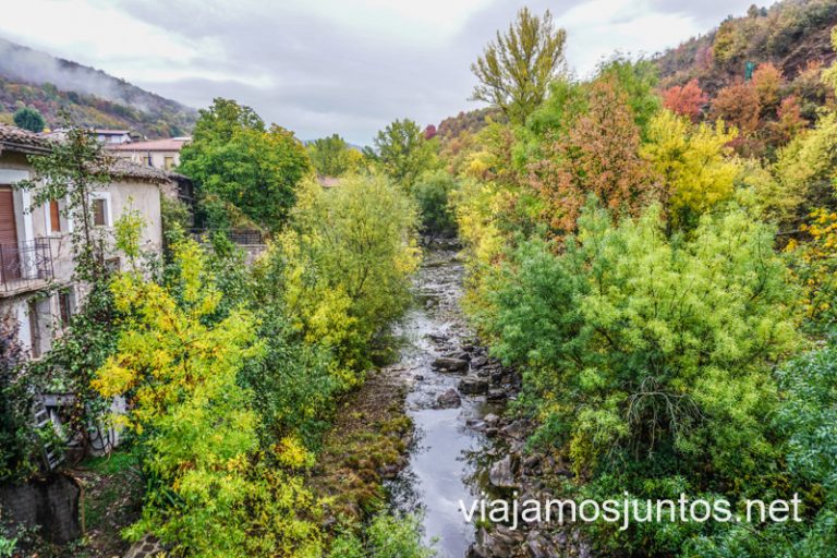 Villavelayo y el río que pasa por el pueblo. La Rioja Alta.