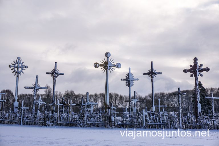 Una visita imprescindible en la ruta por Lituania es el Cerro de las Cruces, cerca de Šiauliai. Países Bálticos en invierno.