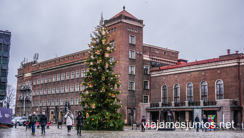 Universidad Técnica de Riga. A la izquierda del árbol de Navidad está el Museo de Ocupación de Letonia.