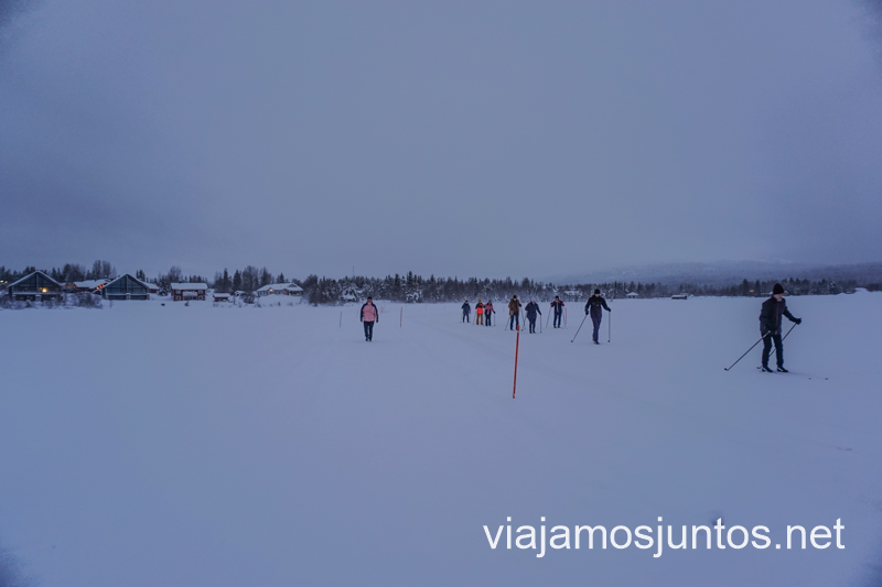 Esquiando sobre un lago helado en Finlandia. ¿Merece la pena viajar a Finlandia en invierno?