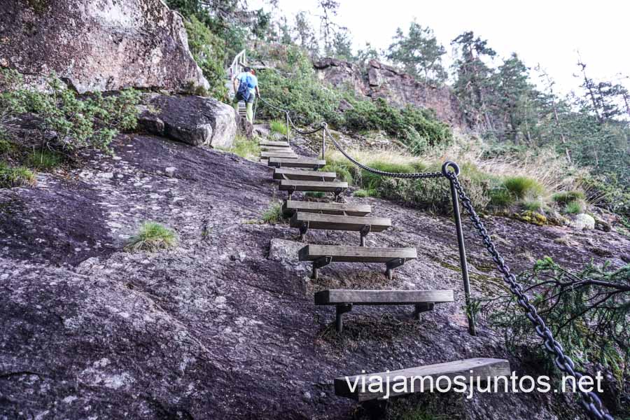 Grottstigen - la ruta más corta y empinada que lleva a la cima de Skuleberget.