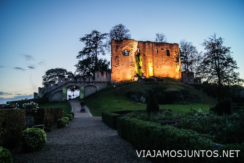 Castillo de Langais en los últimos rayos del sol.