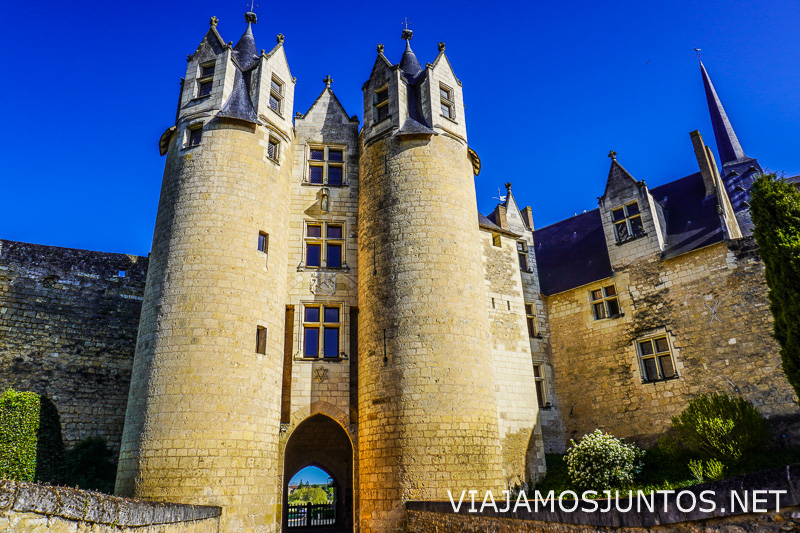 Impresionante entrada al castillo.