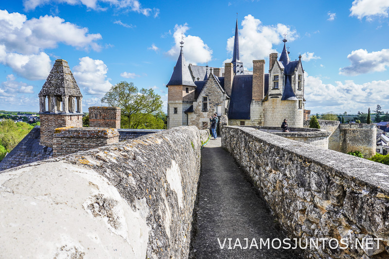 Paseando por los muros del castillo.