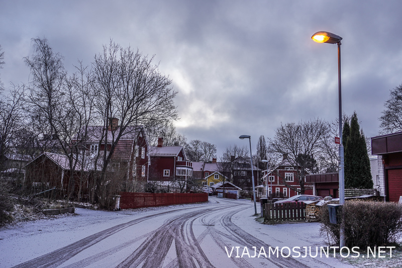 Una calle nevada en un pueblo de Dalarna, el en centro de Suecia.