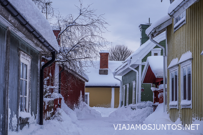 Calle estrecha de pueblo cubierta de nieve en Suecia