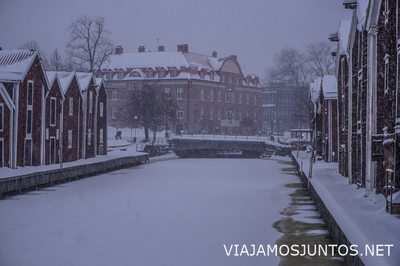 Calle completamente cubierta de nieve en una ciudad de Suecia