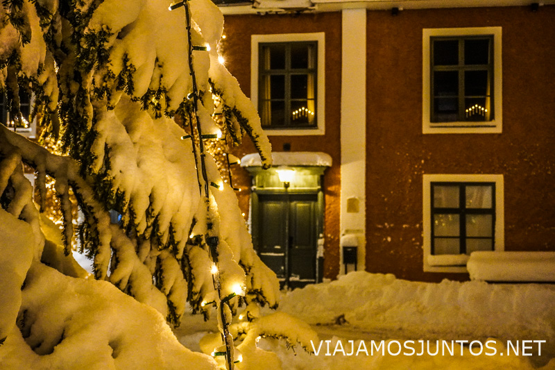 Casa iluminada en una noche de invierno con nieve en Suecia