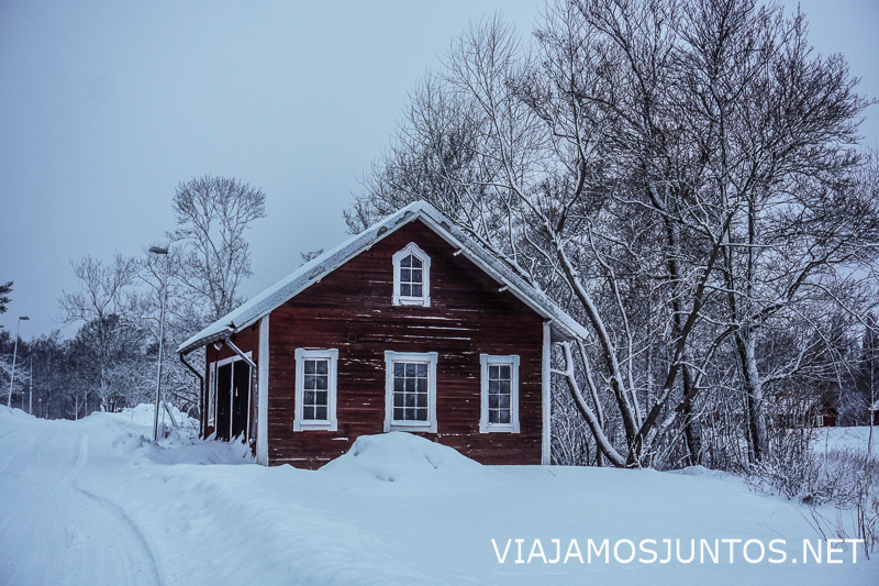 Casa roja tradicional cubierta de nieve en Suecia