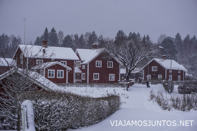 Casas tradicionales rojas en Suecia cubiertas de nieve en invierno