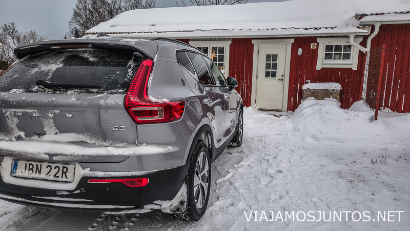 Coche rodeado de nieve en una casa durante el invierno en Suecia