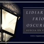 Farola iluminada en una noche oscura de invierno en Suecia