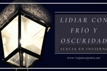 Farola iluminada en una noche oscura de invierno en Suecia