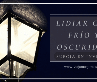Farola iluminada en una noche oscura de invierno en Suecia