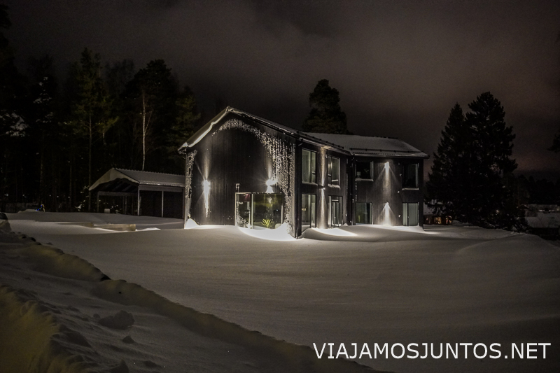 Edificio iluminado durante una noche fría de invierno en Suecia