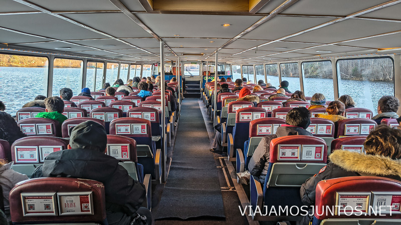 Interior de ferry en Estocolmo durante el invierno