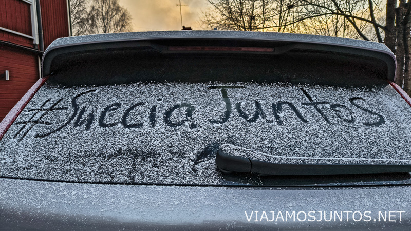 Parabrisas de coche cubierto de hielo y nieve durante el invierno en Suecia