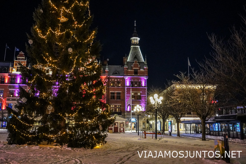 Árbol de Navidad iluminado en una plaza de Suecia