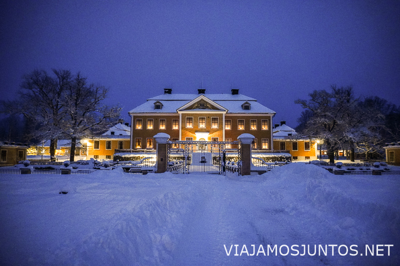 Palacio histórico iluminado rodeado de nieve en Suecia