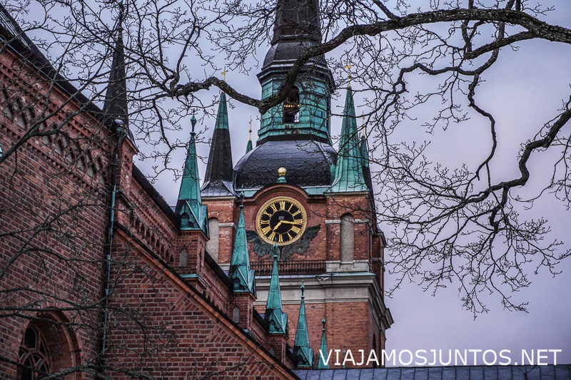 Torre histórica con reloj en una ciudad de Suecia durante el invierno