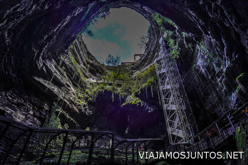Vista interior del gran abismo del Gouffre de Padirac desde las pasarelas y escaleras