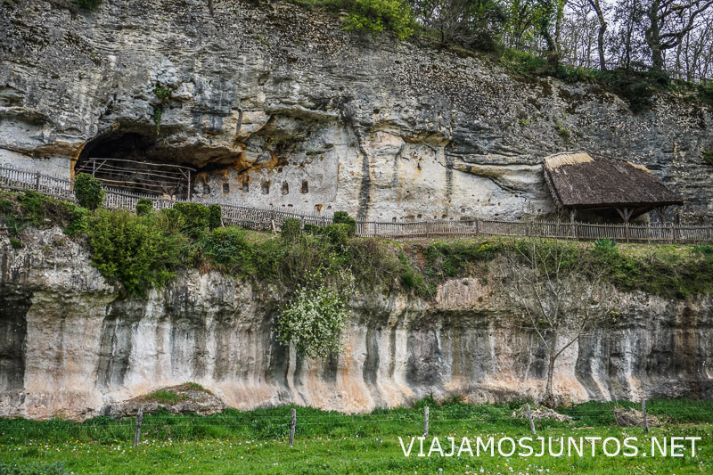 Acantilados del Valle del Vézère en Dordoña con antiguos refugios trogloditas