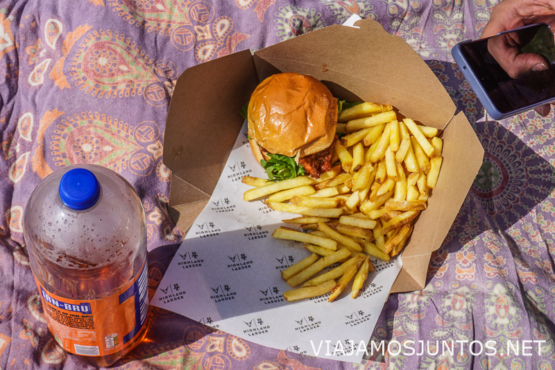 Fish and chips o un burguer, una de las comidas más populares y económicas de Escocia.