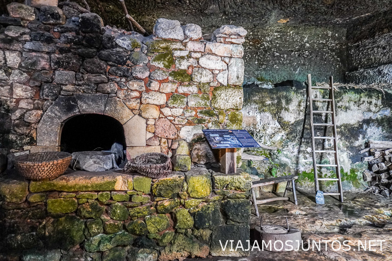 Horno comunitario excavado en la roca en el poblado troglodita de la Madeleine