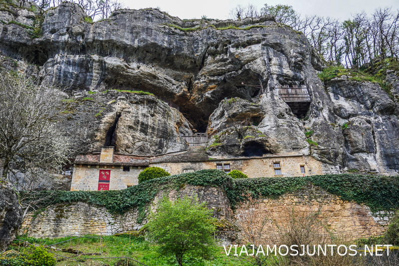 Maison Forte de Reignac excavada bajo un abrigo rocoso en Dordoña