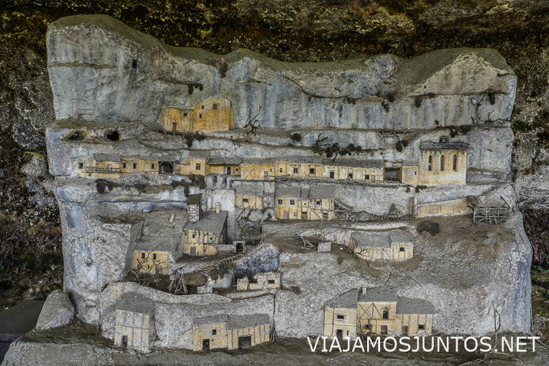 Maqueta con las viviendas trogloditas excavadas en La Roque-Saint-Christophe en Francia