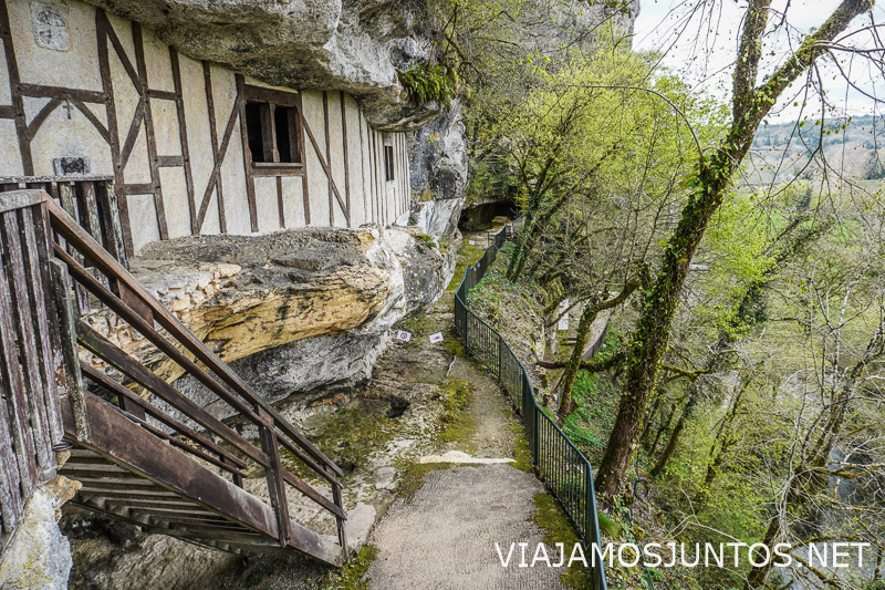 Reconstrucciones de casas medievales en La Roque-Saint-Christophe en el Valle del Vézère