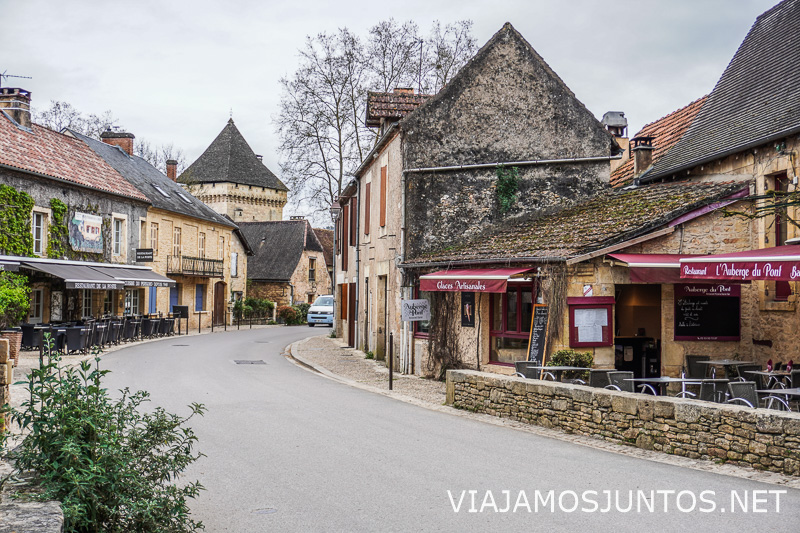 Centro histórico de un pueblo de Saint-Léon-sur-Vézère en la Dordoña francesa